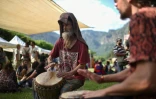 Des joueurs de tam-tam sur un marché bio de Tepoztlan, le 5 août 2022 au Mexique