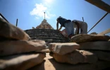 Des restaurateurs de trulli à Ostuni, en Italie, le 24 juin 2026