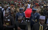 Des militaires portent le cercueil du leader de l'opposition kenyane Raila Odinga pour être exposé au public au stade Kasarani à Nairobi, le 16 octobre 2025, après son décès en Inde