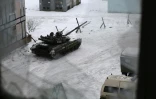 Un char des forces ukrainiennes dans une rue d'Avdiïvka, le 2 février 2017, au nord de Donetsk