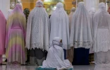 Des musulmanes réunies pour la première nuit de ramadan à Bireun (province d'Aceh) le 23 avril 2020