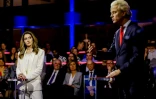 Dilan Yesilgoz (g), du parti de centre droit VVD et Geert Wilders du PVV d'extrĂȘme droite, lors du dĂ©bat de clĂŽture sur le mĂ©dia public NOS, le 21 novembre 2023 Ă La Haye, aux Pays-Bas