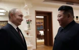 Le dirigeant nord-coréen Kim Jong Un (d) et le président russe Vladimir Poutine se rencontrent à Pyongyang, le 19 juin 2024