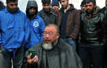 Ai Weiwei entouré de migrants le 17 mars 2016 à Idomeni