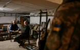 Le président du Conseil européen Charles Michel (g) et dans un bunker avec le Premier ministre ukrainien Denys Shmygal à Odessa, le 9 mai 2022 