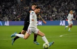 L'attaquant du PSG Lionel Messi à la lutte avec le milieu rennais Baptiste Santamaria, le 11 février 2022 au Parc des Princes