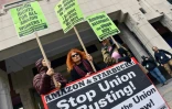 Des salariés d'Amazon manifestent pour la création d'un syndicat dans un entrepôt d'Amazon à Staton Island, le 1er avril 2022 à New York