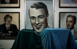 Des photos anciennes d'acteurs exposées au musée du Cinéma à Londres, le 9 novembre 2024