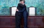 Accolade entre le président sud-coréen Moon Jae-in (d) et le leader nord-coréen Kim Jong Un pendant le sommet intercoréen, le 27 avril 2018 à Panmunjom