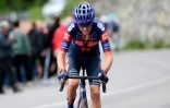 Le Français Romain Bardet à l'arrivée de la 17e étape du Giro à Bormio le 28 mai 2025 en Italie