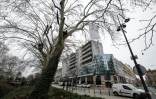 Des militants du GNSA (Groupe national de surveillance des arbres) perchés dans un arbre lors d'une manifestation contre la construction de l'autoroute A69, devant le tribunal administratif de Toulouse, le 17 février 2025 en haute-Garonne