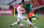 Le milieu de terrain mexicain Luis Romo dribble l'attaquant français Florian Thauvin, lors de leur match (groupe A) du 1er tour aux Jeux Olympiques de Tokyo 2020, le 22 juillet 2021 au Tokyo Stadium