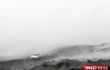 La route des laves noyée sous l'épais brouillard généré par la vapeur d'eau