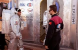 Un astronaute d'une équipe d'Europe et d'Israël se prépare à entrer dans un habitat scellé lors d'une mission d'entraînement pour la planète Mars sur un site qui simule une station hors site au cratère de Ramon à Mitzpe Ramon dans le désert du sud du Néguev, en Israël, le 10 octobre 2021