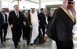 Le secrétaire d'Etat américain Mike Pompeo (G) est accueilli à Jeddah en Arabie saoudite par le chef de la diplomatie saoudienne Ibrahim Al-Assaf (C), le 24 juin 2019