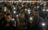 Des manifestants utilisent la lampe de leurs téléphones pendant 15 minutes de silence à Novi Sad le 31 janvier 2025, après l'arrivée d'une marche pour la justice de Belgrade à Novi Sad