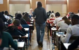 Une enseignante marche entre les rangs d'une salle de classe pendant l'épreuve de philosophie du baccalauréat, le 17 juin 2019, au lycée Pasteur de Strasbourg