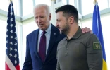 Le président américain  Joe Biden (G) marche aux côtés du président ukrainien Volodymyr Zelensky lors du sommet du G7 à Hiroshima le 21 mai 2023