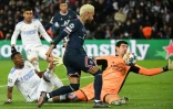 L'attaquant brésilien du Paris Saint-Germain Neymar voit son tir détourné par le gardien de but belge du Real Madrid, Thibaut Courtois, lors de leur 8e de finale aller de la Ligue des Champions, le 15 février 2022 au Parc des Princes