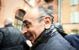 Le candidat de "Reconquête!" Eric Zemmour a reçu un oeuf sur la tête à Moissac, en France le 12 mars 2022