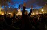 Des centaines de personnes, rassemblées place de la République à Paris, participent au mouvement "Nuit debout" le 10 avril 2016