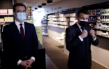 Emmanuel Macron et le ministre de la Santé Olivier Véran, dans une pharmacie à Valenciennes, le 23 mars 2021