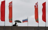 Un homme marche sur un pont entre des drapeaux rouges commémorant le 75e anniversaire de la victoire sur l'Allemagne nazie, à Moscou le 9 mai 2020