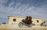 Des combattants rebelles du Front national de libération, à bord d'une moto, sur une colline de la région d'Al-Eis dans le sud-ouest de la province d'Alep, le 7 octobre 2018