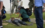 Un homme allongé après le tremblement de terre de magnitude 7,8 qui a frappé l'Equateur le 17 avril 2016