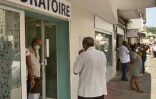 Des personnes ont la queue pour faire un test devant un laboratoire le 2 août 2021 à Fort-de-France
