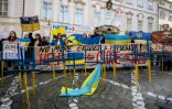 Manifestation pour exiger davantage d'aide à l'Ukraine devant l'ambassade des États-Unis à Prague, le 17 avril 2024 en République tchèque