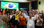 Des fidèles d'une église évangéliste à Brasilia prie, le 21 septembre 2018, pour le candidat d'extrême-droite à la présidentielle Jair Bolsonaro, poignardé durant la campagne