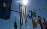 Le drapeau israélien (2e g) au Parc olympique de Munich, le 17 août 2022 avant le 50e anniversaire de de la prise d'otages en septembre 1972