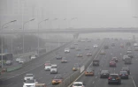 Trafic automobile par un jour de forte pollution à Pékin, le 20 décembre 2016 en Chine