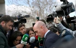 L'ancien président de la fédération espagnole de football, Luis Rubiales (c), entouré par les médias, quitte le tribunal de San Fernando de Henares, à l'est de Madrid, le 11 février 2025