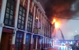 Des pompiers tentent d'éteindre l'incendie d'une discothèque le 1er octobre 2023 à Murcie, dans le sud-est de l'Espagne