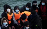 Des migrants recueillis en Manche par les garde-côtes britanniques, le 21 décembre 2021