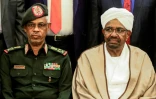 Le ministre soudanais de la Défense Awad Ibn Ouf (à gauche) et le président Omar el-Béchir (à droite), au palais présidentiel à Khartoum le 14 mars 2019