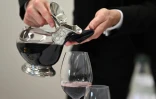 Un élève sommelier verse un verre de vin rouge pendant le concours du meilleur élève sommelier le 24 mai 2019 à Tain L'Hermitage, le 24 mai 2019