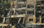 Des secouristes inspectent les dégâts sur le site d'une frappe aérienne israélienne contre un immeuble d'habitation dans la banlieue sud de Beyrouth, le 7 juin 2026
