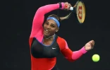 L'Américaine Serena Williams retourne un coup droit face à la Roumaine Simona Halep, lors de leur quart de finale à l'Open d'Australie, le 16 février 2021 à Melbourne