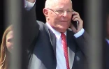 Le président péruvien Pedro Pablo Kuczynski salue la foule en quittant le palais présidentiel à Lima, le 21 mars 2018 après avoir enregistré son message de démission