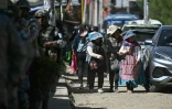 Des personnes empruntent une route après sa réouverture, auparavant bloquée par des manifestants exigeant la démission du président Rodrigo Paz,  le 5 juin 2026 à Carreras, dans le département de La Paz, en Bolivie