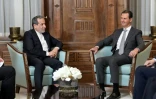 Une photo fournie par les Affaires étrangères iraniennes montre le chef de la diplomatie d'Iran Abbas Araghchi (G) rencontrant le président syrien Bachar al-Assad (D) à Damas le 1er décembre 2024