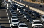 Une file de véhicules s'aligne le long de l'autoroute 101 pour évacuer la zone touchée par le Kincade Fire, dans le nord de la Californie le 26 octobre 2019