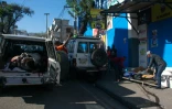 Des ambulanciers transportent le corps d'une personne retrouvée morte à Pétion-Ville en Haïti le 18 mars 2024