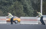 Installation de barrières à Pékin pour réserver une voie d'autoroute en prévision de la visite en Chine du dirigeant nord-coréen Kim Jong Un, le 19 juin 2018