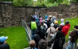 Un guide accompagne des touristes sur le "Potter trail", le 5 juin 2024 Ă Edimbourg, en Ecosse