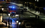 Investigation de la police sur les lieux où deux personnes ont été tuées par la police à Paris sur le Pont Neuf le 25 avril 2022
