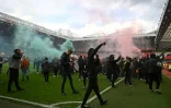 Des supporters de Manchester United ont réussi à envahir la pelouse du stade d'Old Trafford, provoquant le report du match de Premier League contre Liverpool, le 2 mai 2021